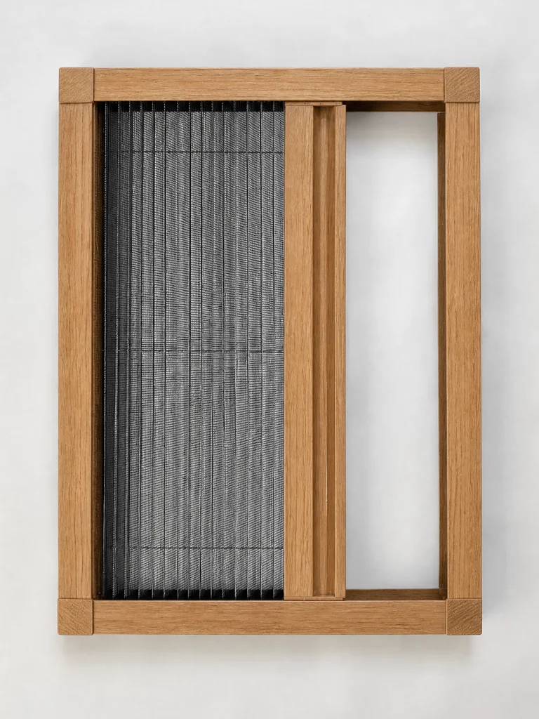 Muestra de mosquitera plisada con perfil en acabado efecto madera, roble claro